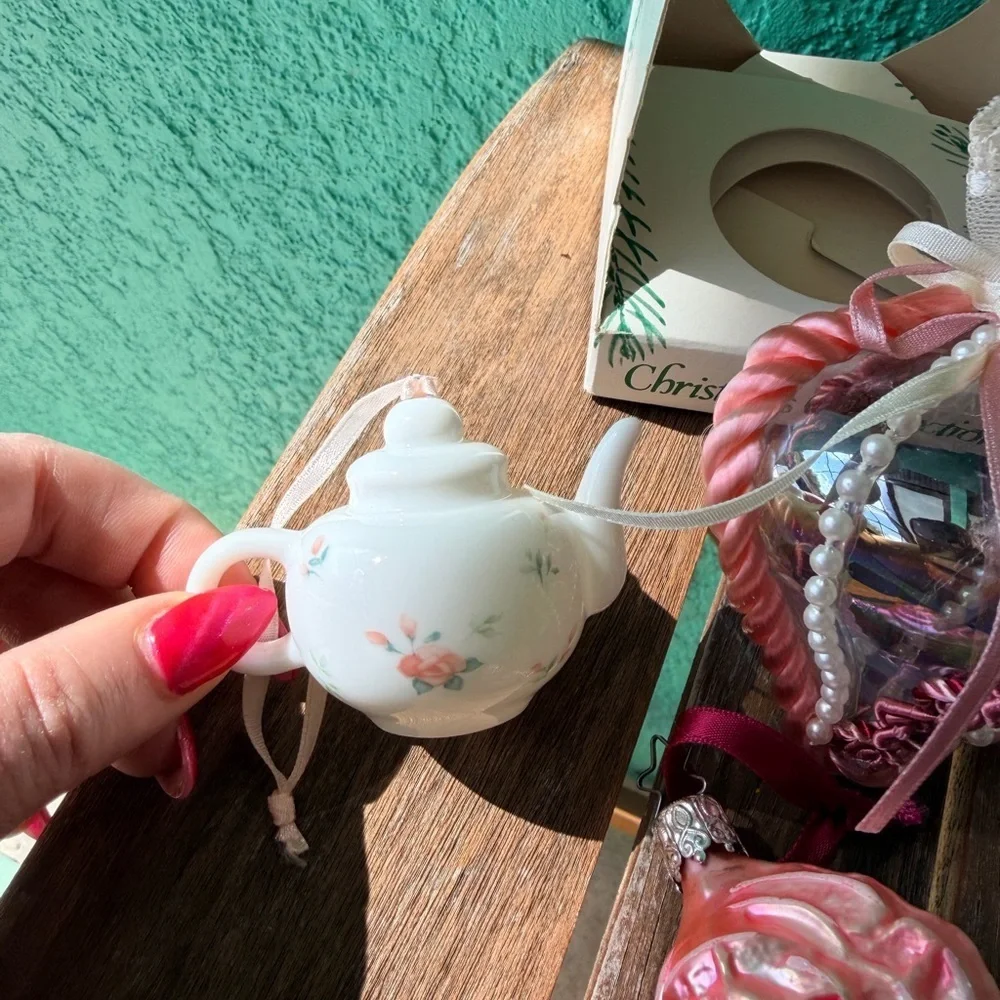 Bundle of 4 Pink and White ornaments
